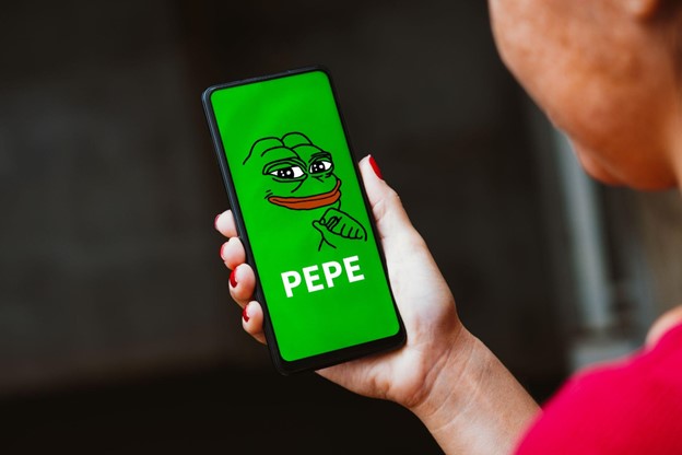 Navegando pelas criptomoedas com entusiasmo: Explorando as tendências de mercado com Pepe (PEPE) no celular, antecipando ganhos emocionantes. #CryptoExploration - Meme Moguls