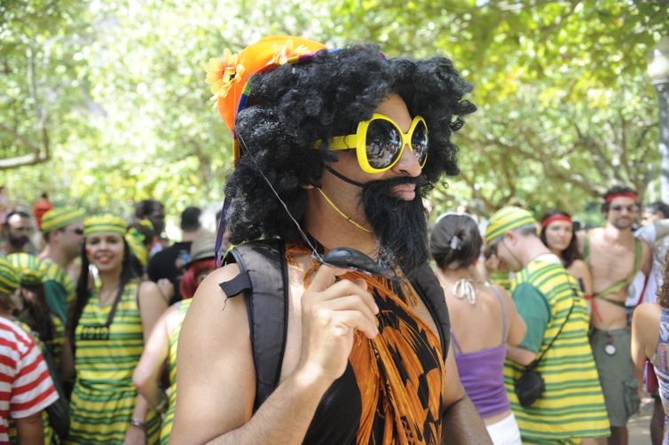 Rio de janeiro - Bloco criado por montanhista da região metropolitana do Rio, Só o Cume Interessa, desfila na Praia Vermelha, no bairro da Urca, zona sul da capital fluminense (Tomaz Silva/Agência Brasil)