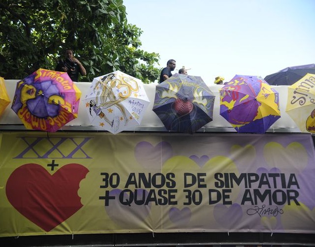 Mais de 130 blocos desfilam pelas ruas do Rio antes do carnaval