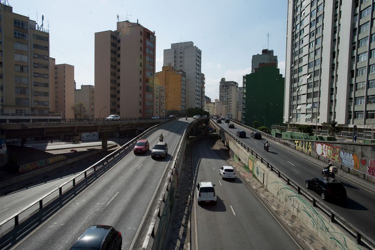 Sem veículos no Minhocão, São Paulo quer reduzir poluição sonora