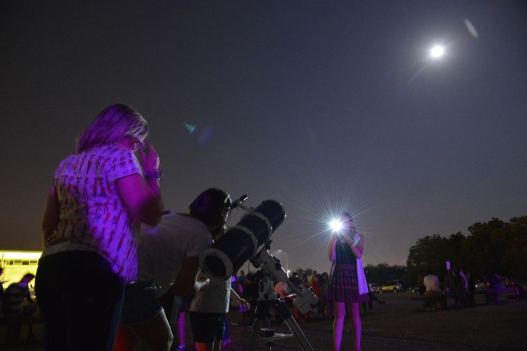 Único eclipse total lunar do ano poderá ser visto nesta madrugada