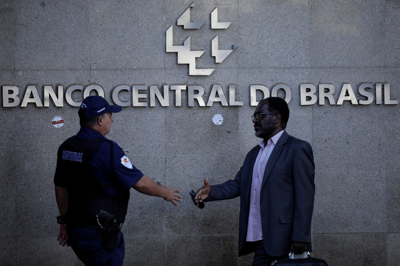 People walk outside the central bank headquarters building in Brasilia, Brazil, September 6, 2017. REUTERS/Ueslei Marcelino People walk outside the central bank headquarters building in Brasilia, Brazil, September 6, 2017. REUTERS/Ueslei Marcelino