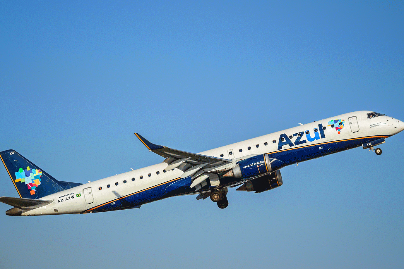 Aeronave da Azul (AZUL4) - Foto: NurPhoto/ Getty Images