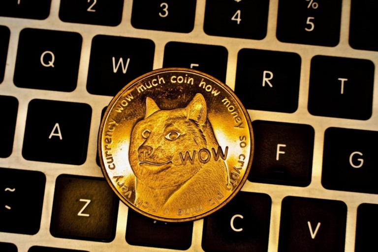 Dogecoin cai, Chainlink sobe 34%; Avalanche e Monero se destacam - Locks Lab