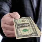 Nota de dólar norte-americano em destaque, representando o poder da moeda e sua influência na economia global.