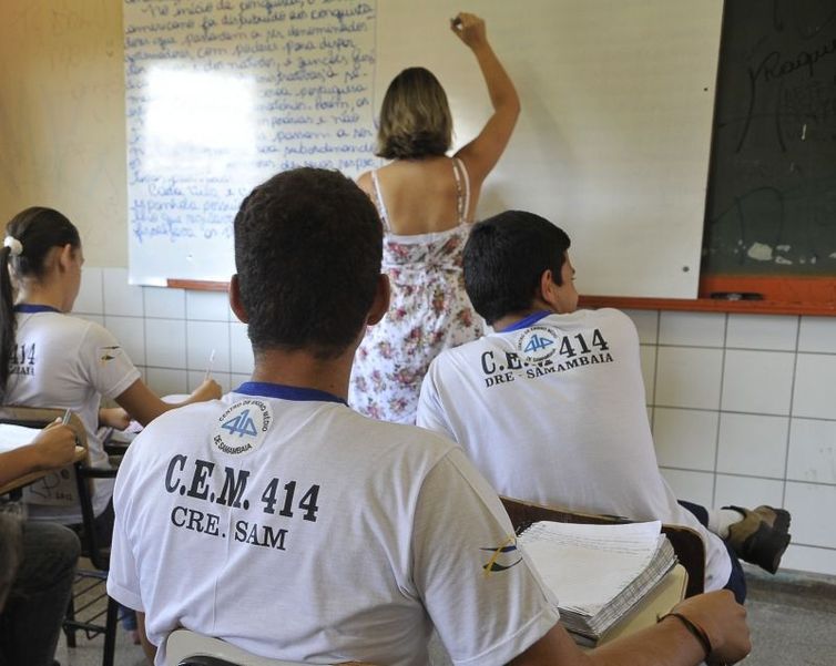 Autorização para trabalho aos domingos e feriados será permanente Autorização para trabalho aos domingos e feriados será permanente