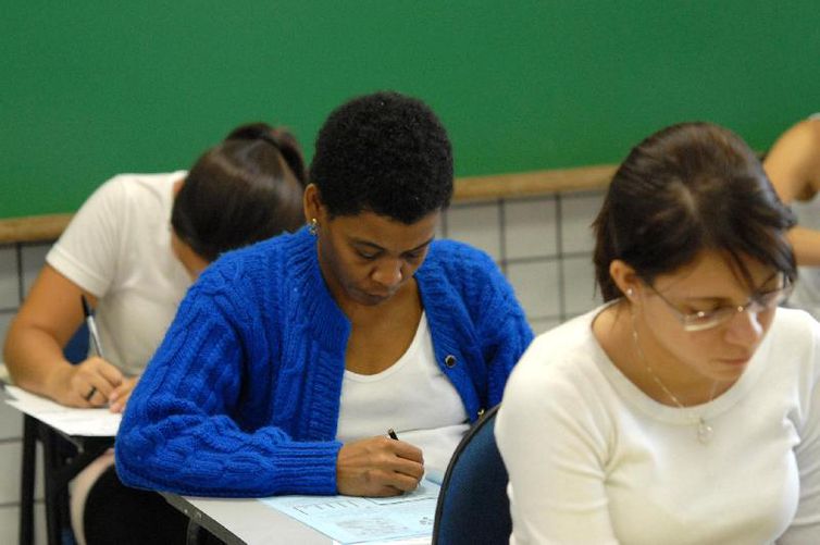 Total médio de anos de estudo cresce no Brasil, diz pesquisa do IBGE
