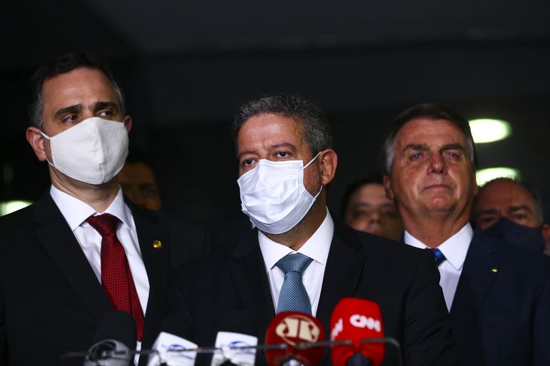 O presidente do Senado Federal, Rodrigo Pacheco (PSD-MG), o presidente Jair Bolsonaro (PL), e o presidente da Câmara dos Deputados, Arthur Lira (PP-AL), durante declaração após entrega da medida provisória que trata da privatização da Eletrobras - Marcelo Camargo, Agência Brasil