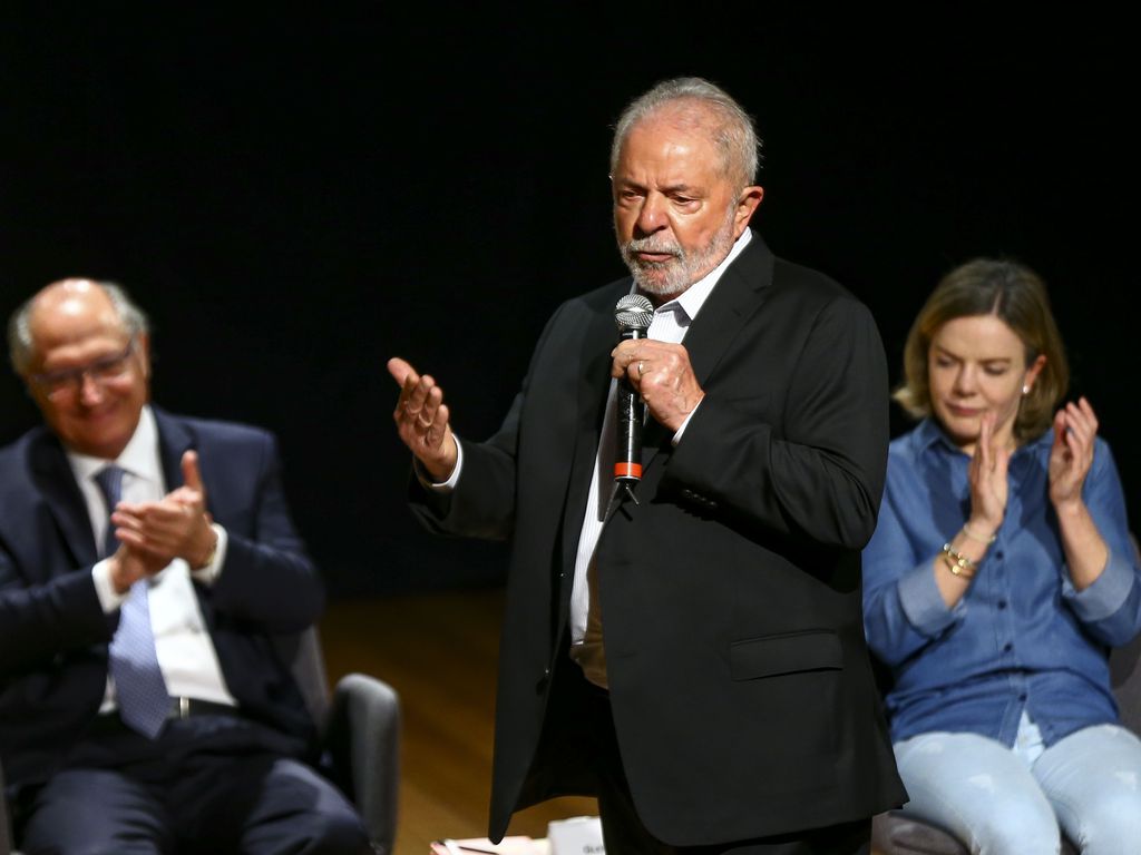 Da esquerda para a direita: Geraldo Alckmin (PSB), vice-presidente, Lula (PT), ao centro, presidente , e Gleisi Hoffmann, deputada federal e presidente nacional do PT - Marcelo Camargo, Agência Brasil