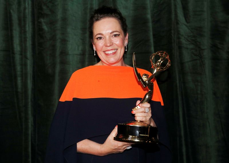 Olivia Colman posa para foto com o Emmy - REUTERS/Peter Nicholls