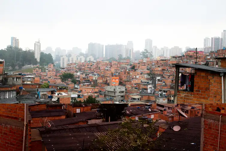 Dois terços das favelas estão a menos de dois quilômetros de hospitais Dois terços das favelas estão a menos de dois quilômetros de hospitais