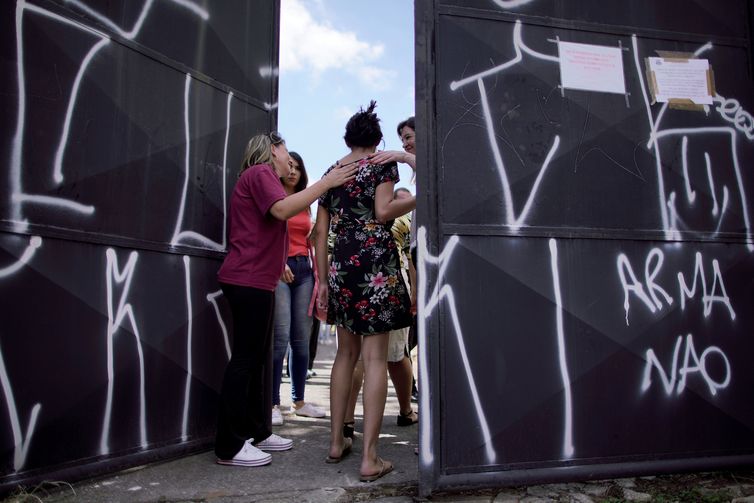 Professores e funcionários voltam à escola alvo de massacre em Suzano