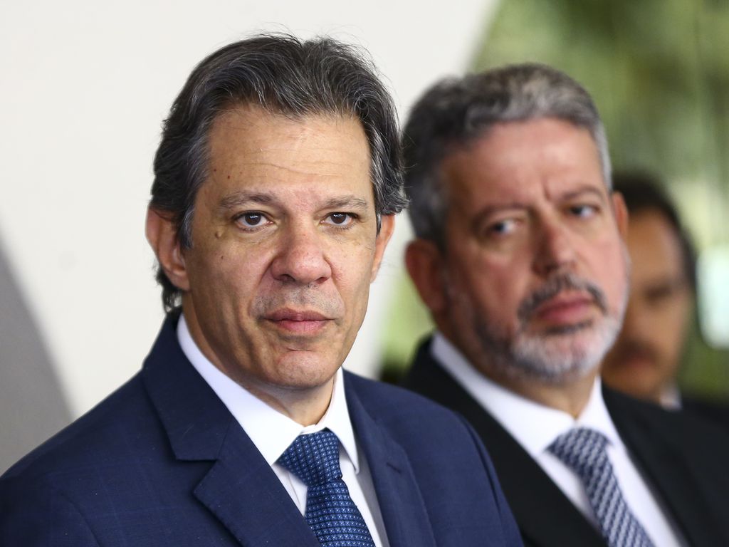 O ministro da Fazenda, Fernando Haddad, e o presidente da Câmara, Arthur Lira, durante entrevista após reunião na residência oficial da presidência do Senado. - Marcelo Camargo, para a Agência Brasil