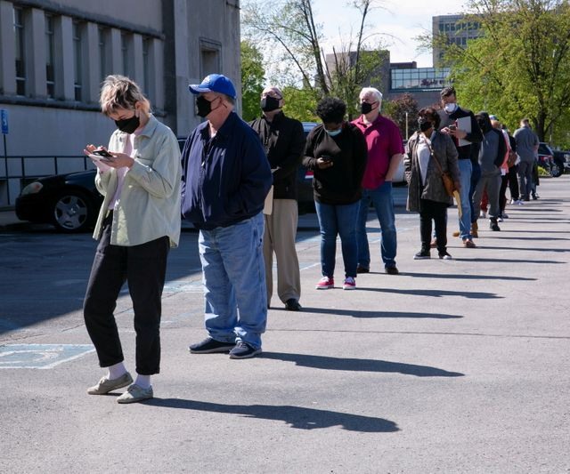 Pessoas fazem filas em centro de carreiras m Kentucky, EUA - Reuters/Amira Karaoud