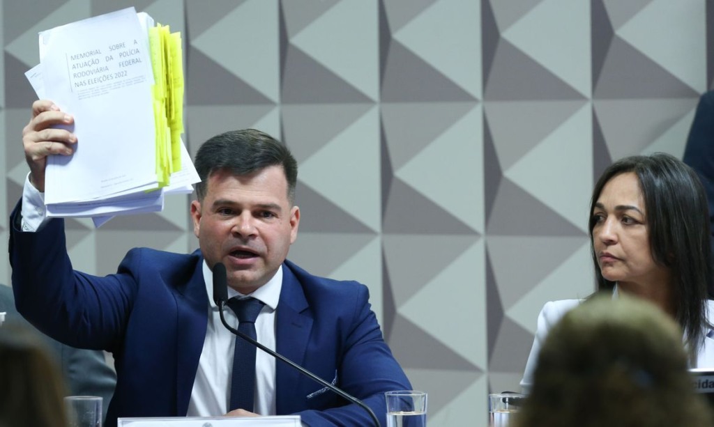 Silvinei Vasques, ex-diretor geral da Polícia Rodoviária Federal (PRF), em depoimento à CPMI dos Atos Golpistas de 8 de Janeiro; ao lado, a senadora Eliziane Gama (Cidadania - MA), relatora do colegiado - Lula Marques, para a Agência Brasil Silvinei Vasques, ex-diretor geral da Polícia Rodoviária Federal (PRF), em depoimento à CPMI dos Atos Golpistas de 8 de Janeiro; ao lado, a senadora Eliziane Gama (Cidadania - MA), relatora do colegiado - Lula Marques, para a Agência Brasil