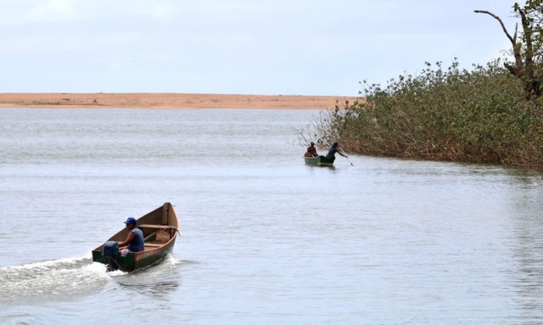 Pescadores navegam pelo Rio Doce - Tânia Rego, para a Agência Brasil
