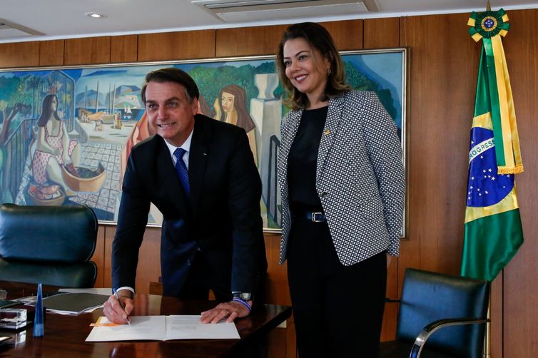 Lei permite medidas emergenciais a mulheres vítimas de violência Lei permite medidas emergenciais a mulheres vítimas de violência