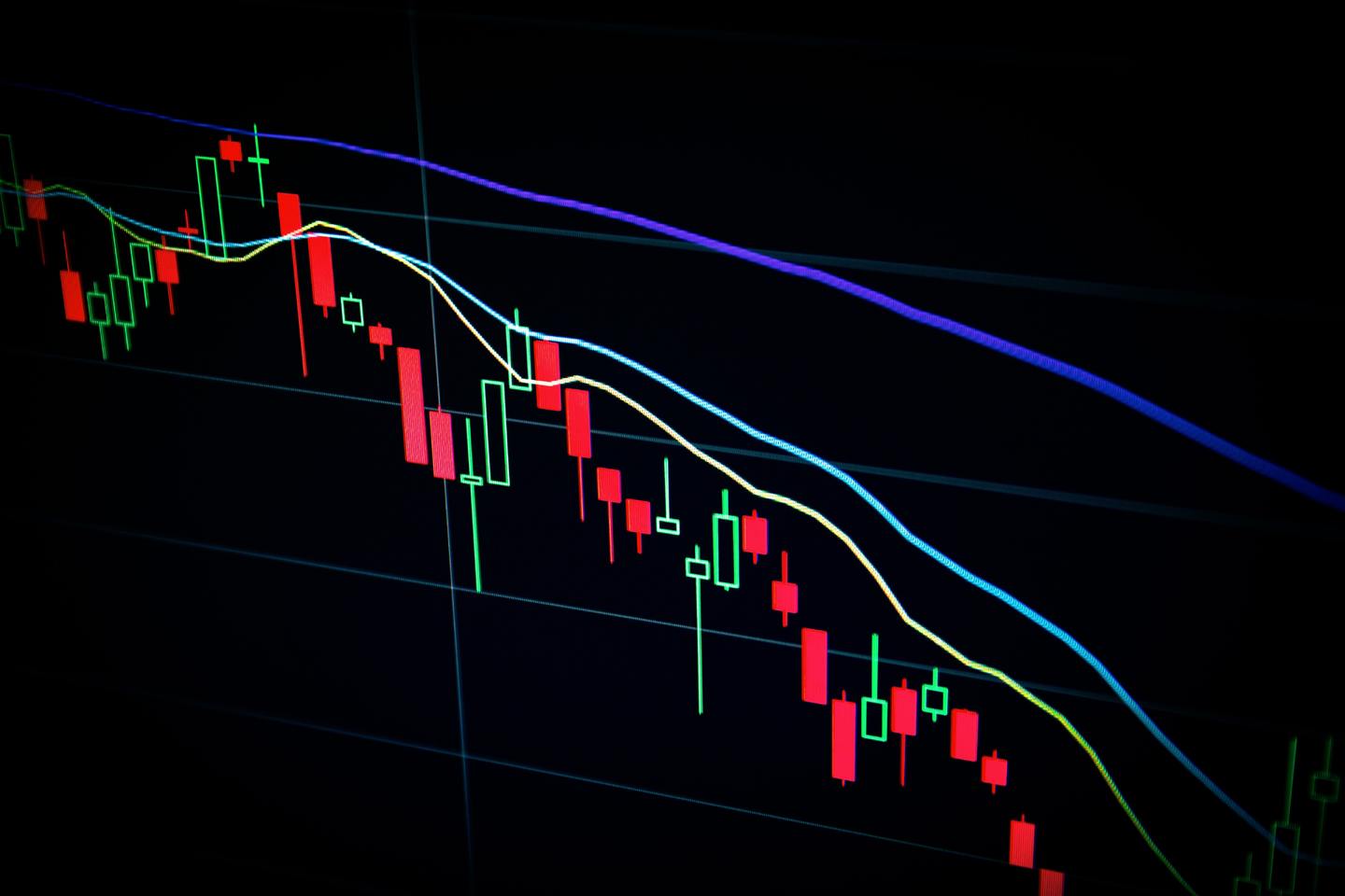 Altas e baixas do Ibovespa: Azul (AZUL4) cai mais de 5%; Cogna (COGN3) dispara 8%