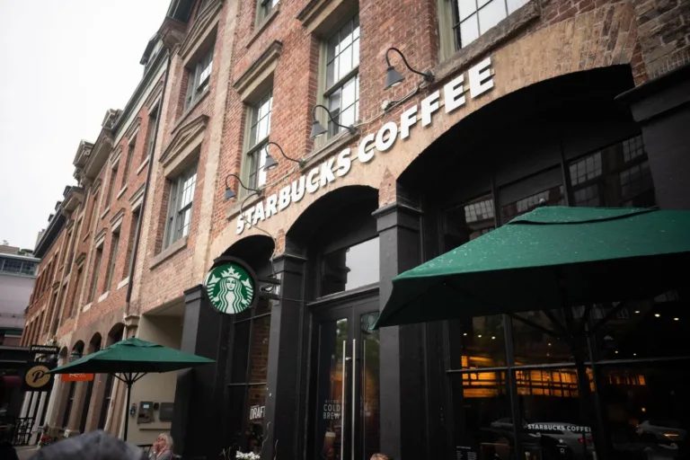 Starbucks cai com crescentes dificuldades, previsões inferiores para a China