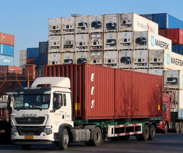 Caminhão carregando contêiner em centro de logística perto do porto de Tianjin, China - Reuters/Yilei Sun