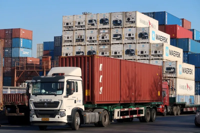 Caminhão carregando contêiner em centro de logística perto do porto de Tianjin, China - Reuters/Yilei Sun