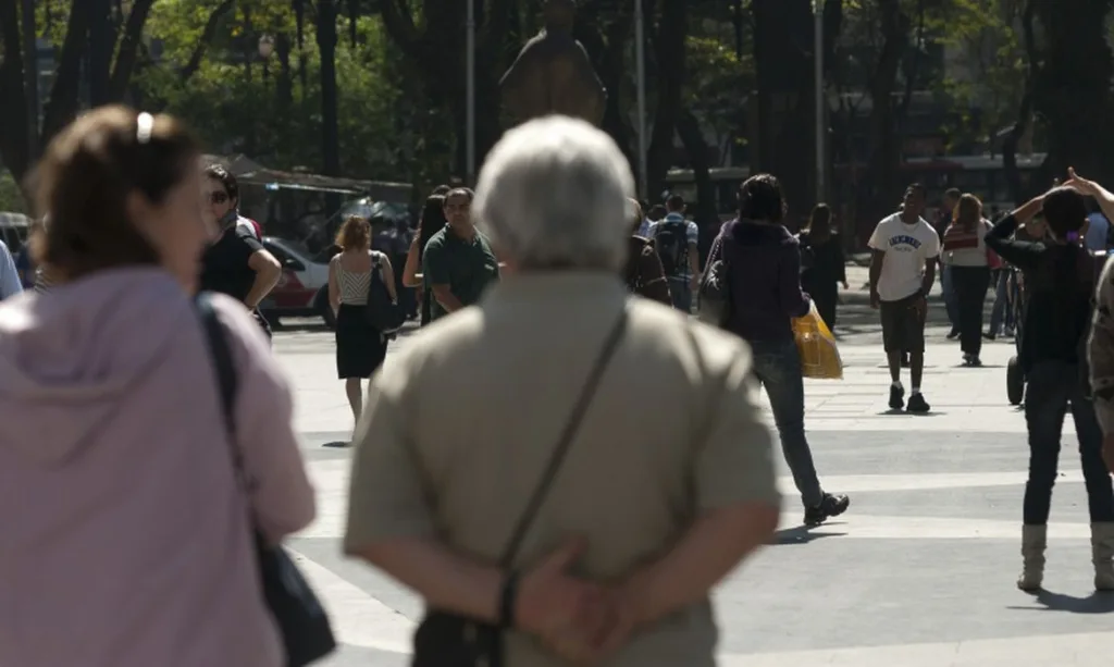 Especialistas alertam sobre saques em cartões de crédito consignados