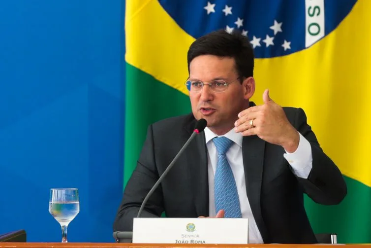 O Ministro da Cidadania, João Roma, fala à imprensa no Palácio do Planalto, sobre as estratégias e rumos para o Auxílio Brasil, novo programa social do Governo Federal.