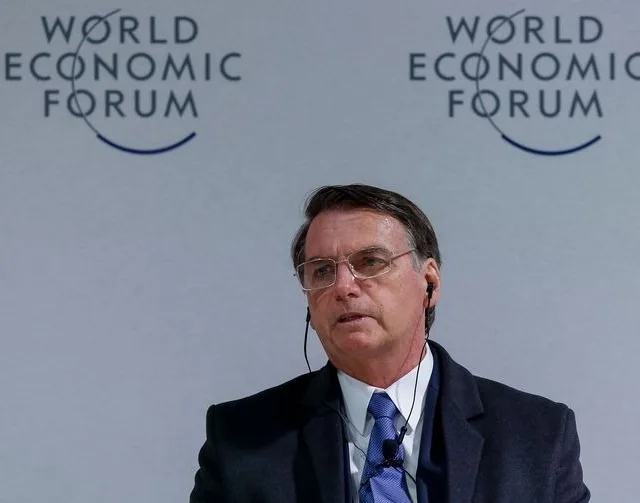 Após participação no Fórum Mundial, Bolsonaro e comitiva deixam Davos