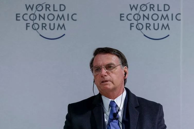 Após participação no Fórum Mundial, Bolsonaro e comitiva deixam Davos