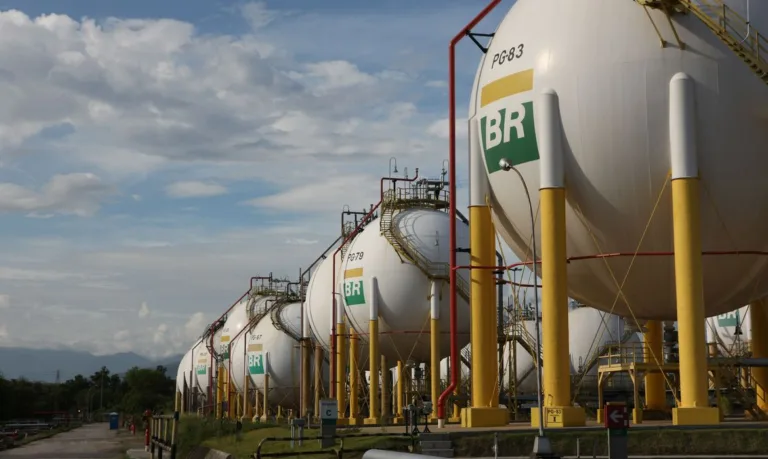 Esferas de armazenamento de Gás Liquefeito de Petróleo (GLP) da Refinaria Duque de Caxias – REDUC