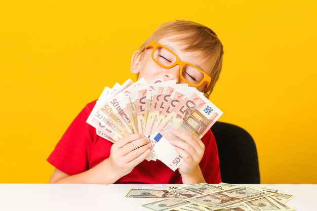 Ensinar educação financeira desde cedo prepara as crianças para um futuro mais consciente e responsável com o dinheiro.