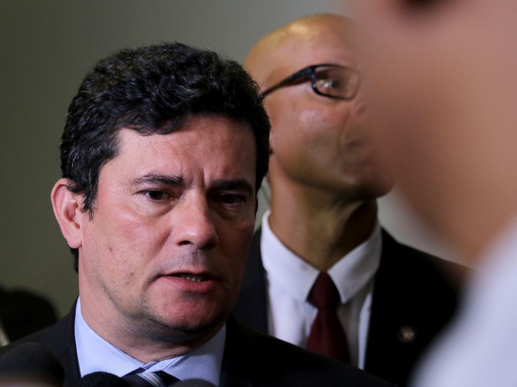 O ministro da Justiça, Sérgio Moro, fala à imprensa , após reunião com parlamentares do PSDB.