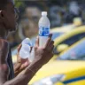 Vendedores ambulantes no bairro do Rio Comprido, tentam ameziar a onda de calor que atinge o clima do Rio de Janeiro, vendendo água no sinal