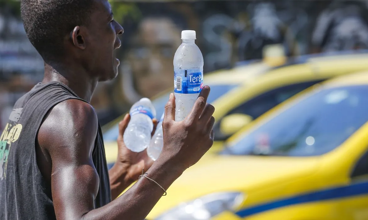 Vendedores ambulantes no bairro do Rio Comprido, tentam ameziar a onda de calor que atinge o clima do Rio de Janeiro, vendendo água no sinal