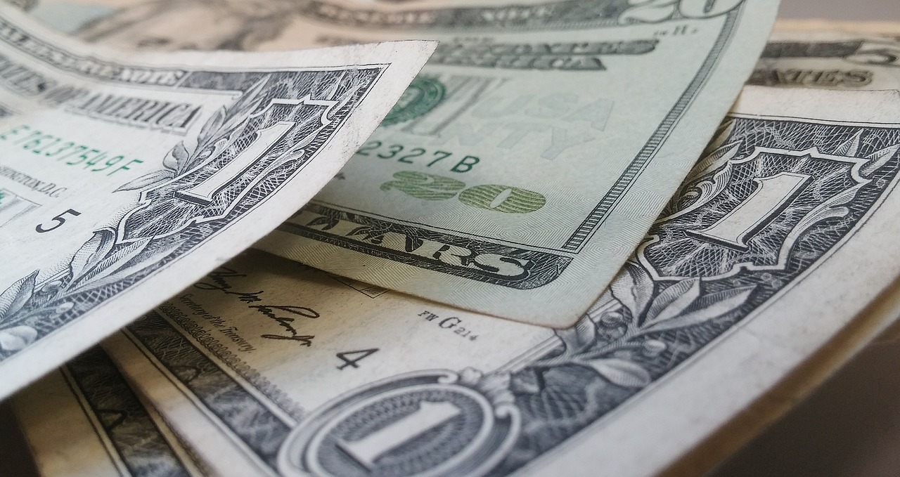 DÓLAR HOJE - Boletim Focus; expectativas para PIB do 1º trimestre e Livro Bege nos EUA