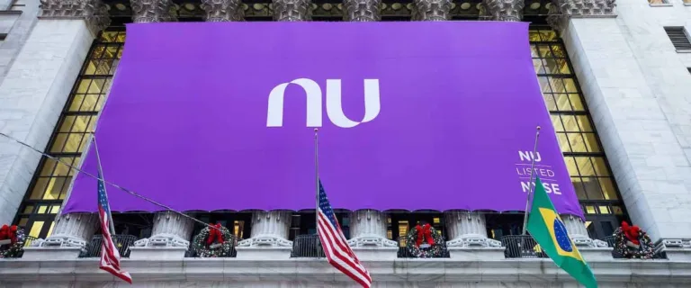 Bandeira do Nubank estendida na fachada da Bolsa de Nova York - Reprodução: Blog Nubank