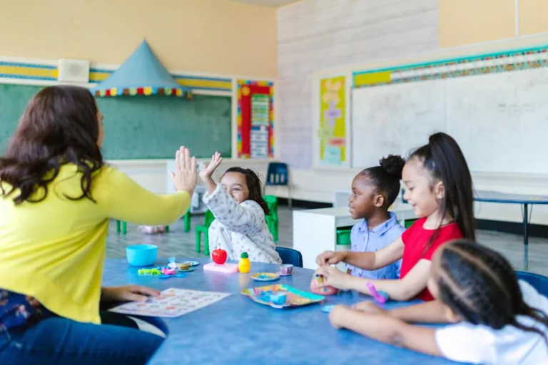 A escola tem um papel fundamental para disseminar a educação financeira