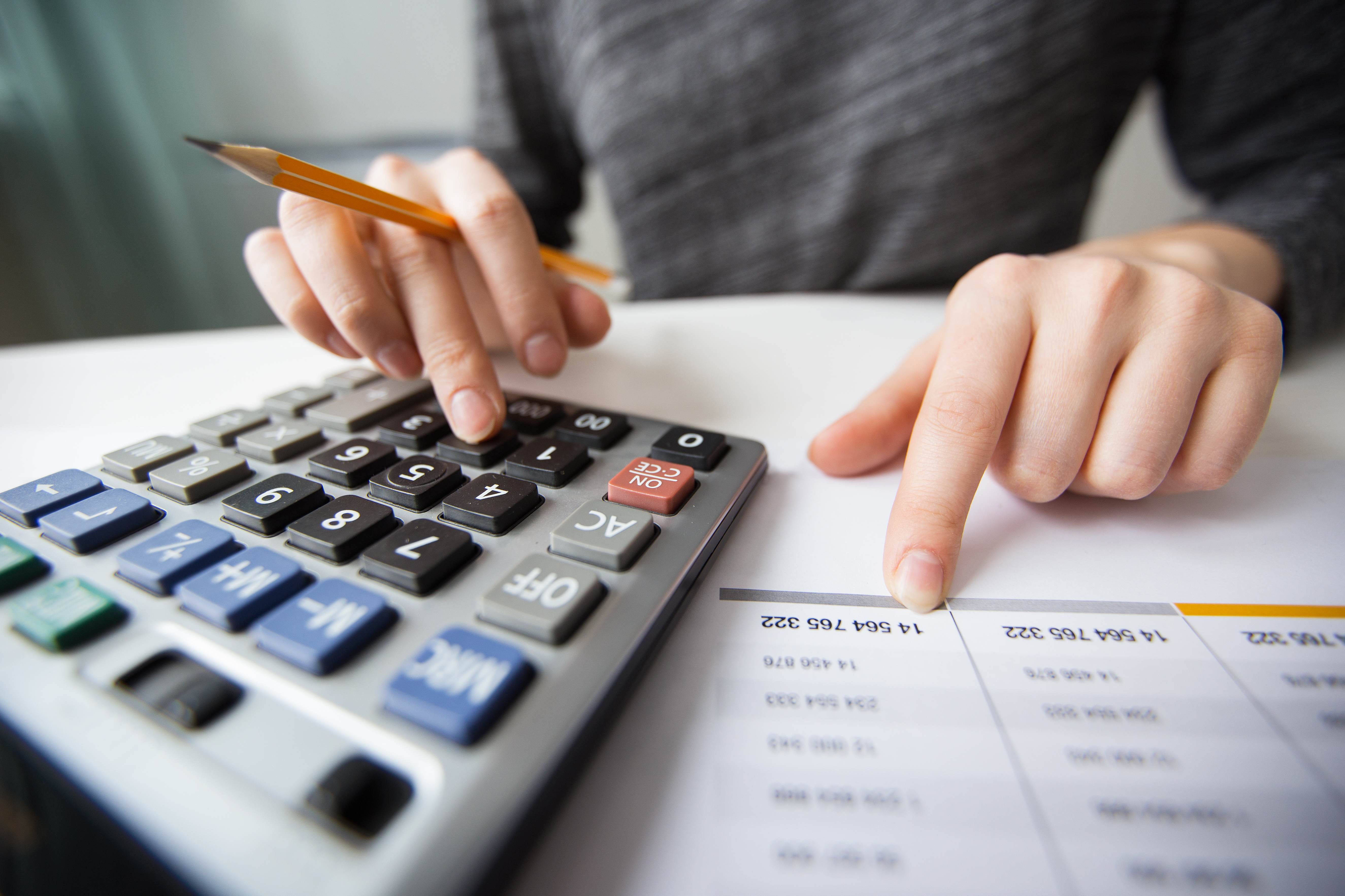 Selic a 10,50% a.a.: Investir em títulos privados ou públicos agora? Veja a melhor opção