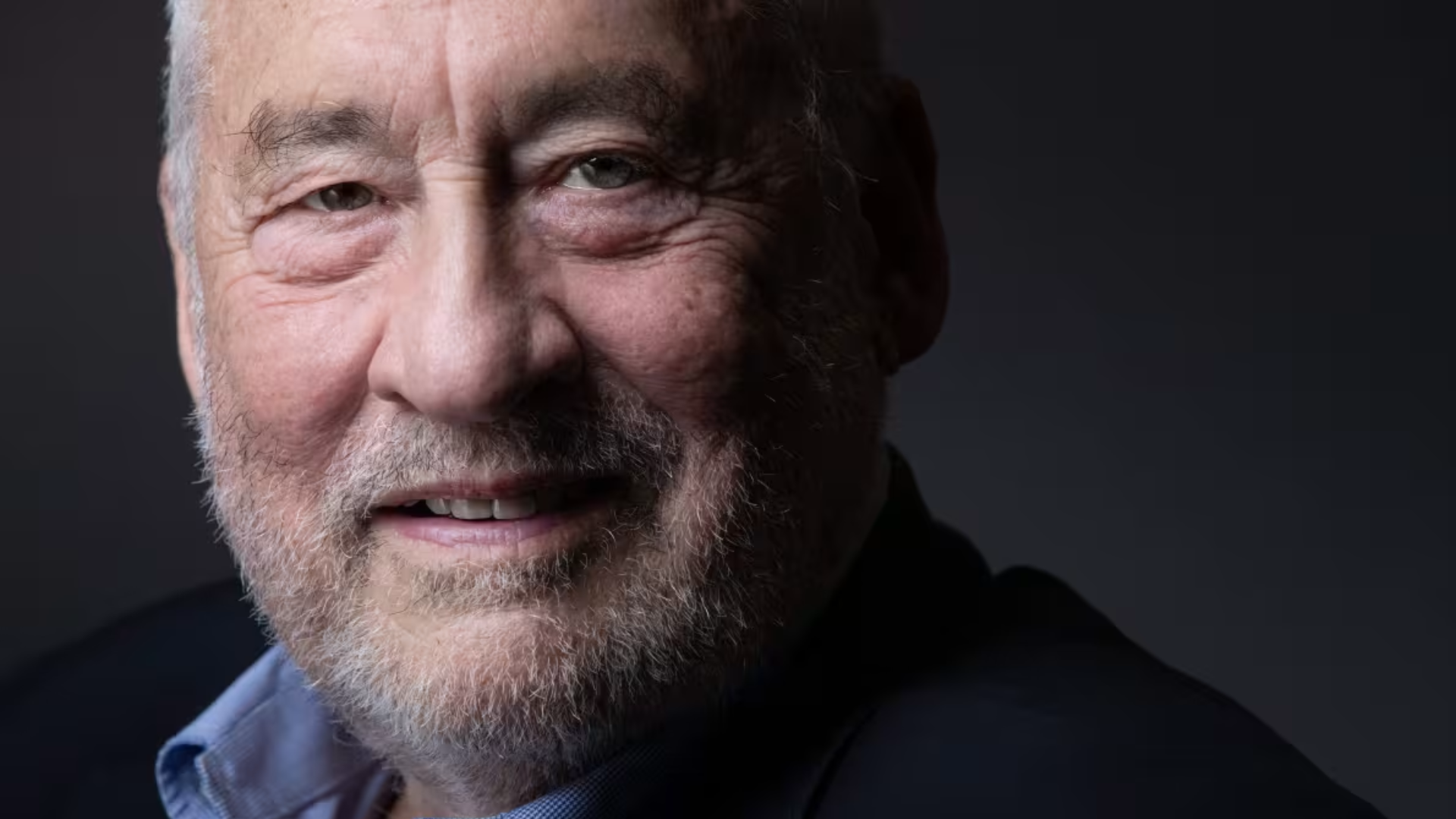 Joseph Stiglitz, economista ganhador do Prêmio Nobel, em um contexto sério, representando sua crítica à política de juros do Federal Reserve