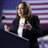 A candidata democrata à presidência dos EUA, Kamala Harris, discursa em um comício na quinta-feira em Charlotte, Carolina do Norte