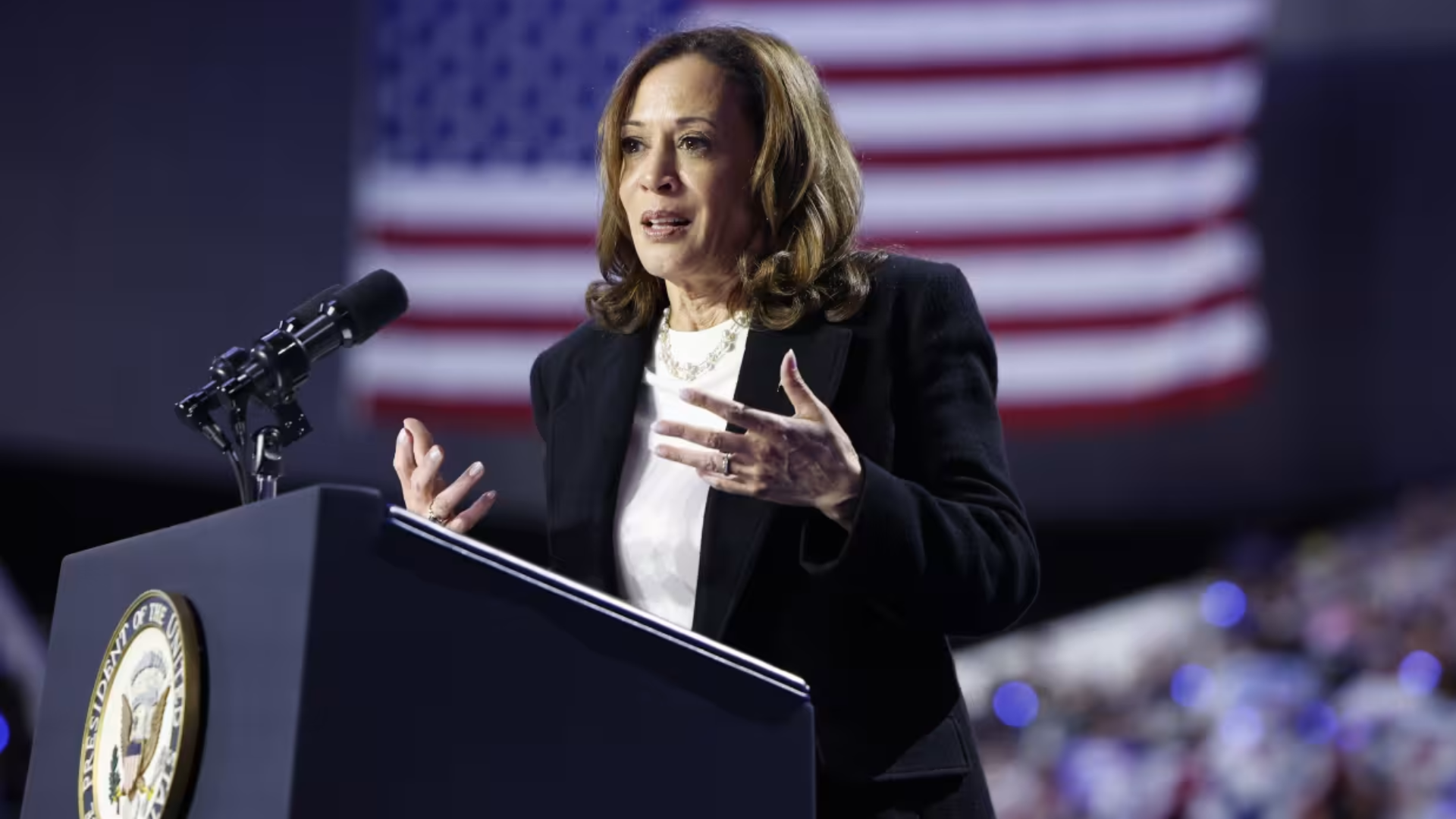 A candidata democrata à presidência dos EUA, Kamala Harris, discursa em um comício na quinta-feira em Charlotte, Carolina do Norte