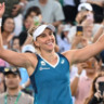 Bia Haddad Maia comemora sua vitória emocionante na final do WTA 500 de Seul | (foto: Jung Yeon-je / AFP)