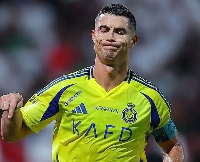 Cristiano Ronaldo, capitão do Al-Nassr, reage após uma jogada durante a vitória contra o Al-Ettifaq. O craque português abriu o placar com um gol de pênalti