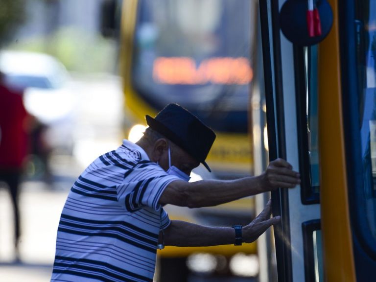 Idosos, transporte púclico | Foto/Marcello Casal Jr - Agência Brasil