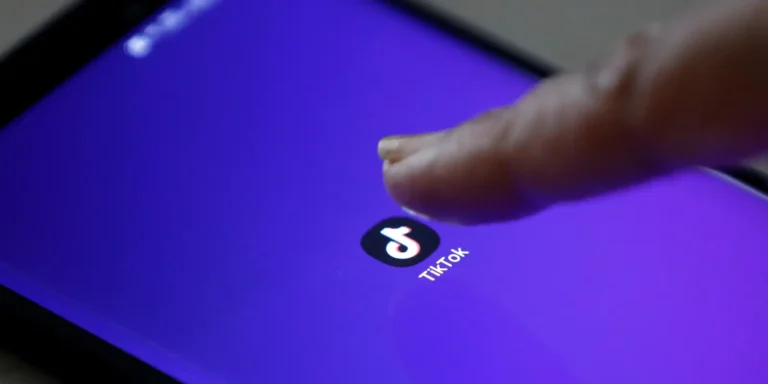 TikTok demite 500 funcionários para apostar em IA