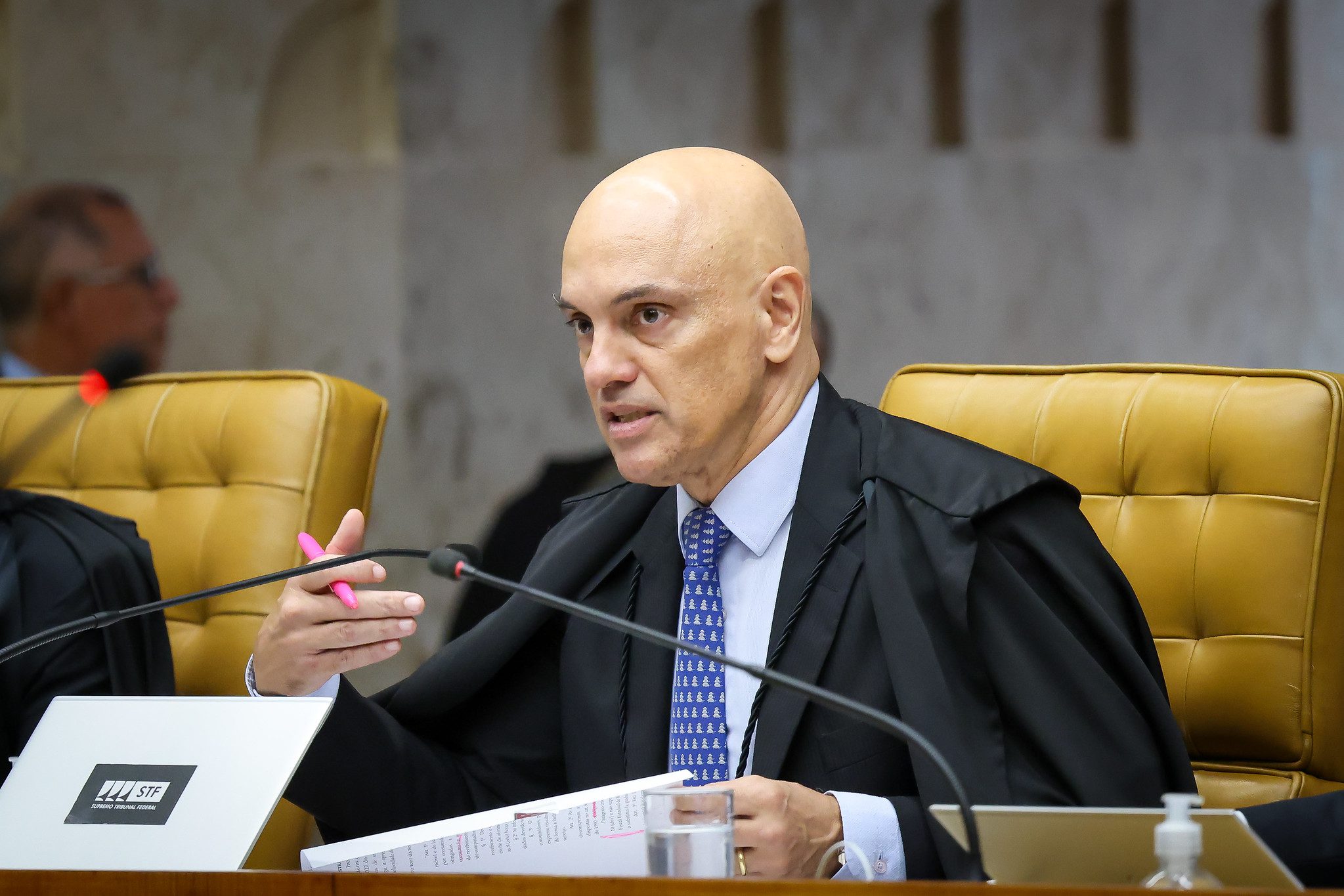 O Ministro do STF, Alexandre de Moraes autorizou a volta do X (ex-Twitter) no Brasil