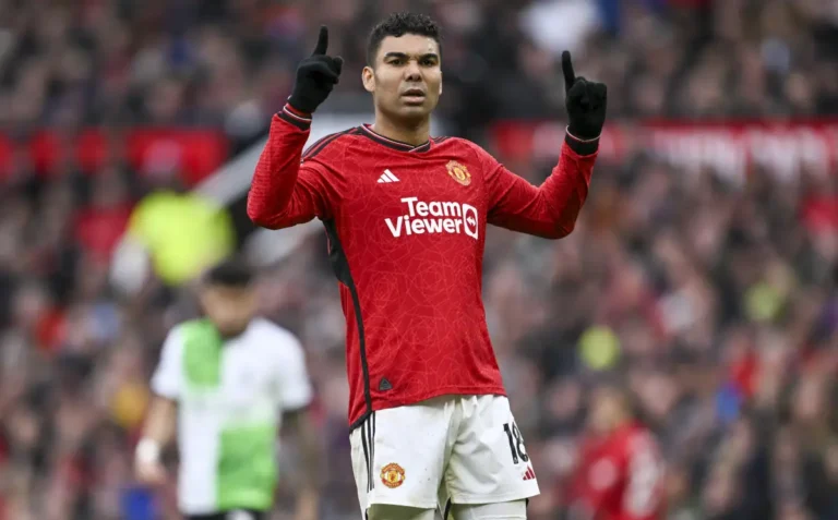 Manchester United goleia com dois gols de Casemiro