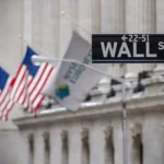 &Iacute;ndices americanos refletem o desempenho do mercado financeiro dos EUA. Na imagem, gr&aacute;ficos e telas exibem dados do Dow Jones, S&P 500 e Nasdaq | Reprodu&ccedil;&atilde;o