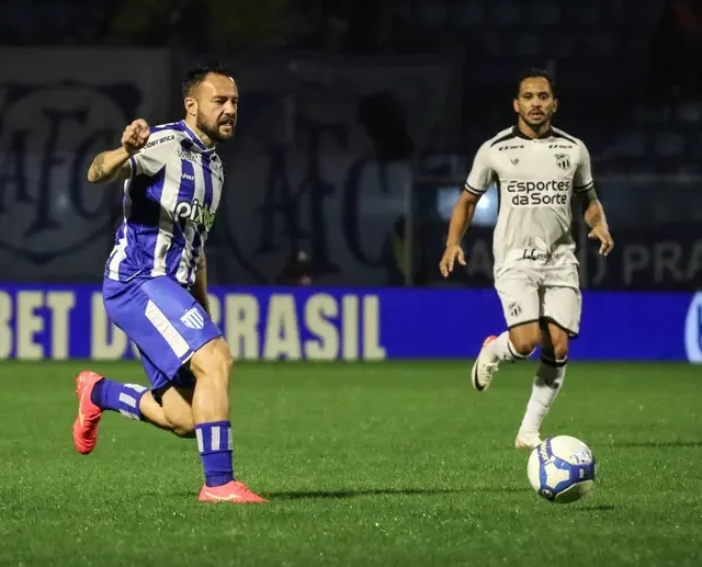 Ceará vence Avaí e adia volta do Santos para a Série A