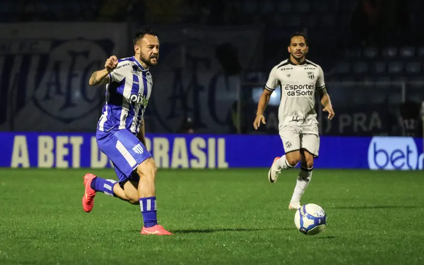 Ceará vence Avaí e adia volta do Santos para a Série A